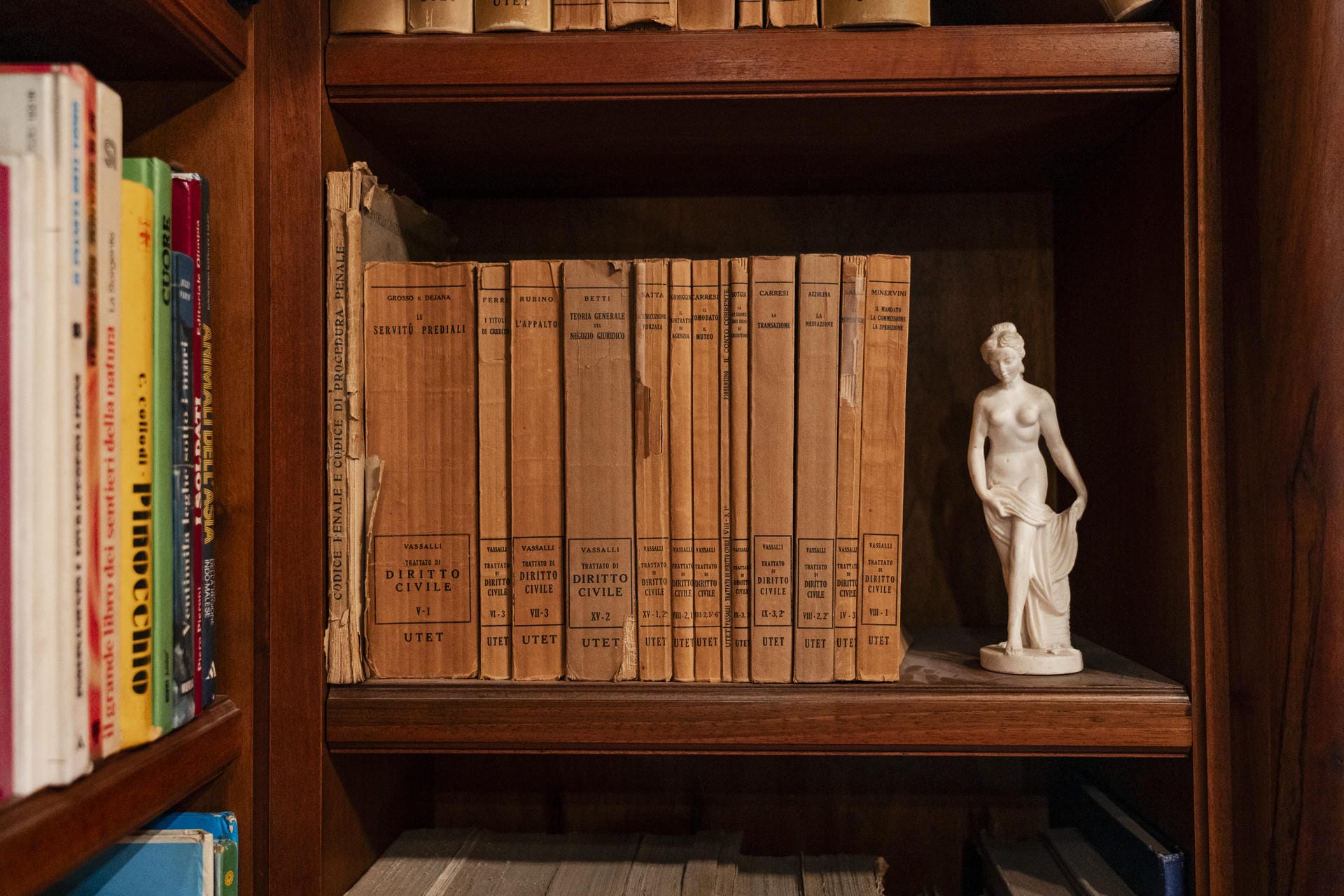 The library at Villa La Moresca